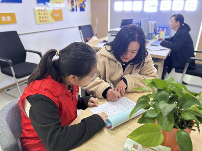 社区就业服务站工作人员在为求职者提供咨询