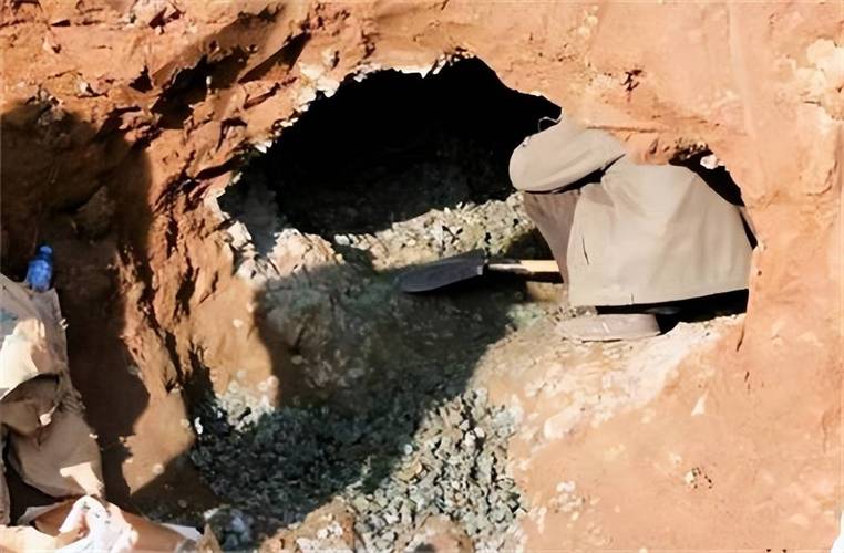 农村自建房挖地基出土地下文物现场