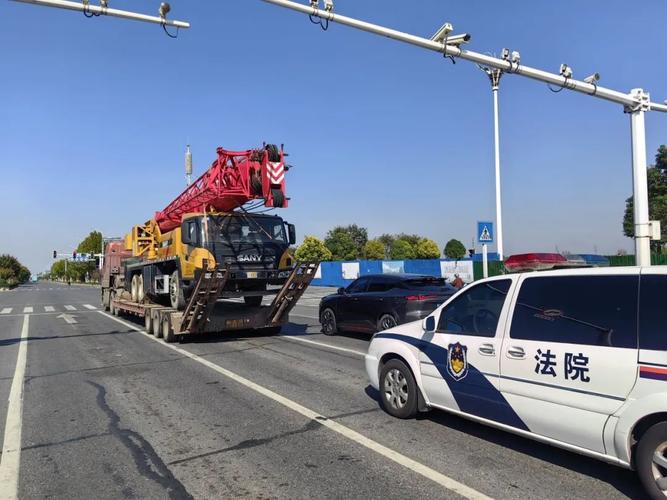 法院强制执行老赖扣押车辆现场