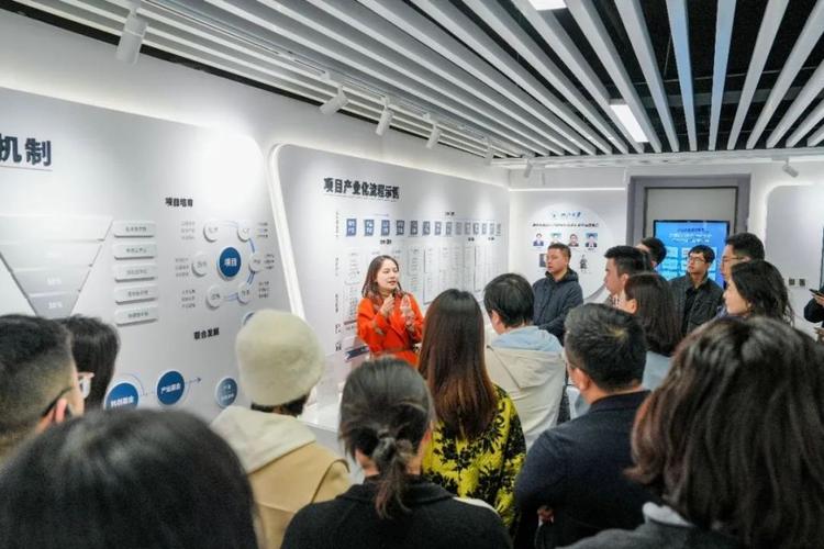 概念验证中心的开放式实验室里创业者与工程师讨论方案