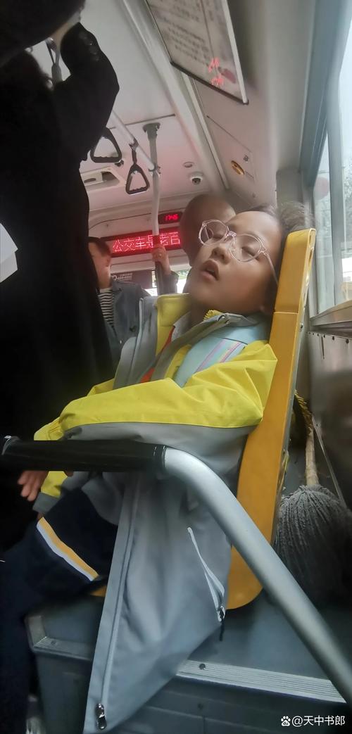 小学生放学后赶场参加课外培训疲惫状态