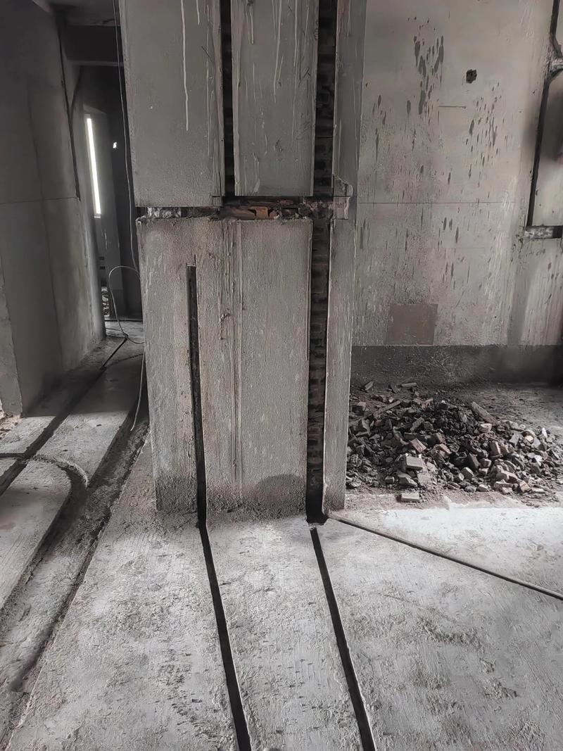 整装工地水电开槽不规范管道乱走案例