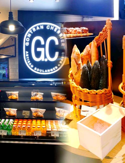 社区面包店柜台陈列的现烤可颂