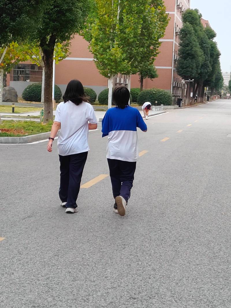 中考备考学生户外散步放松场景