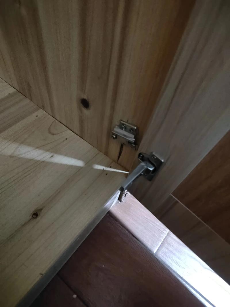 衣柜铰链握钉力失效导致门板脱落现场实拍