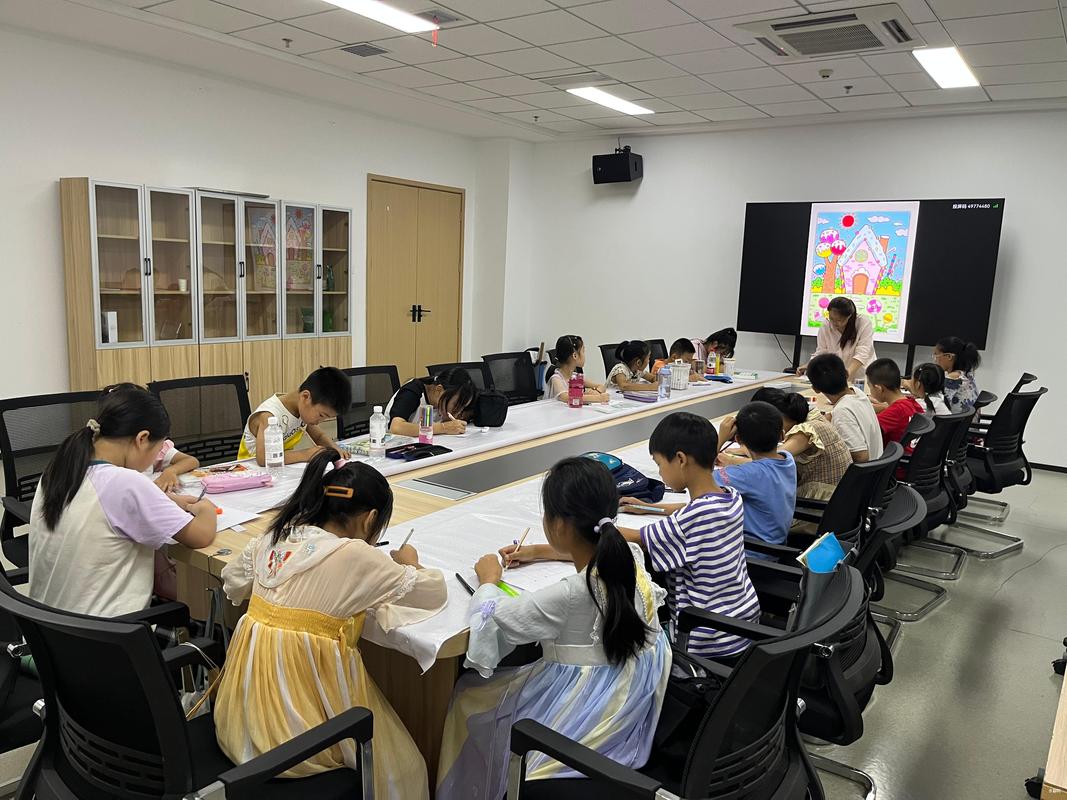 儿童培训机构课堂互动场景图