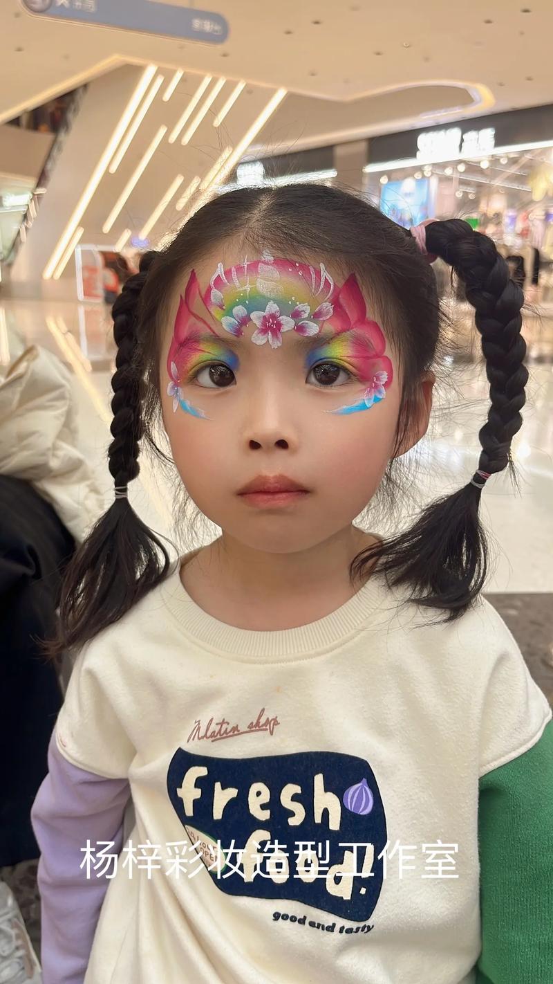孩子因为打翻颜料而开心大笑，脸上身上都是颜料