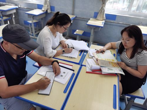 教师在教研活动中与同事讨论学生个案