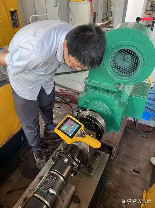 工业电机联轴器对中校准现场