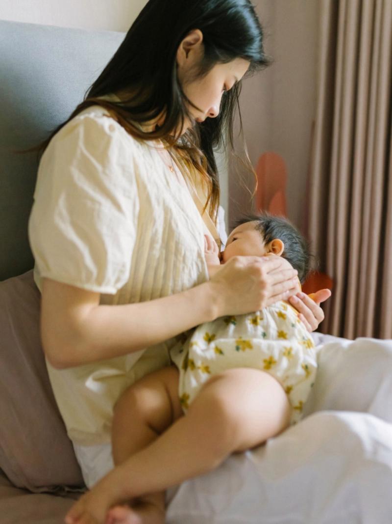 哺乳期妈妈冬天室内喂奶场景