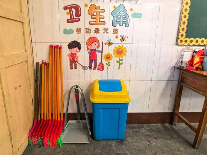 小学教室角落的清洁工具收纳角