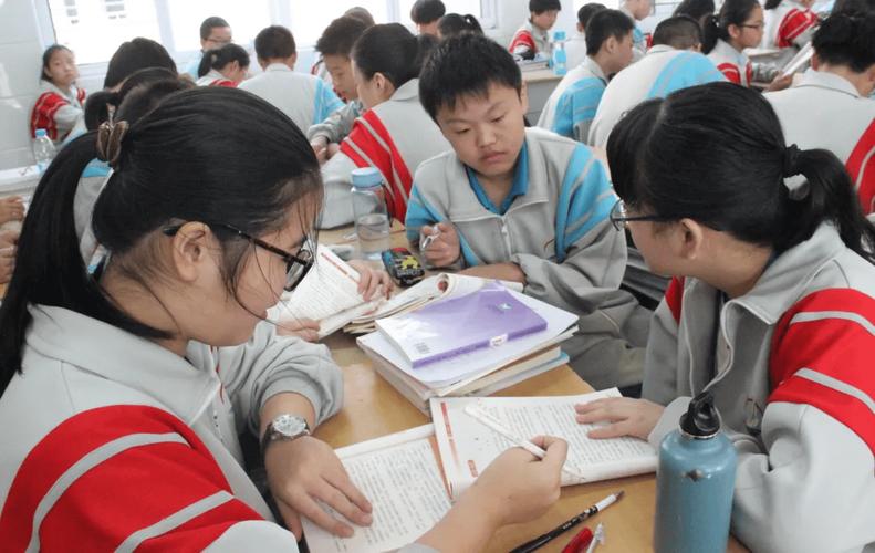 初中语文群文阅读课堂学生低头走神场景