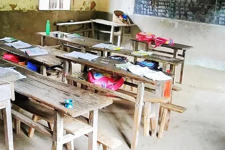 山区教学点学生磨破的帆布书包堆在木桌上