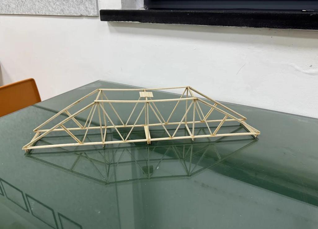 高中通用技术学生制作桥梁模型课堂