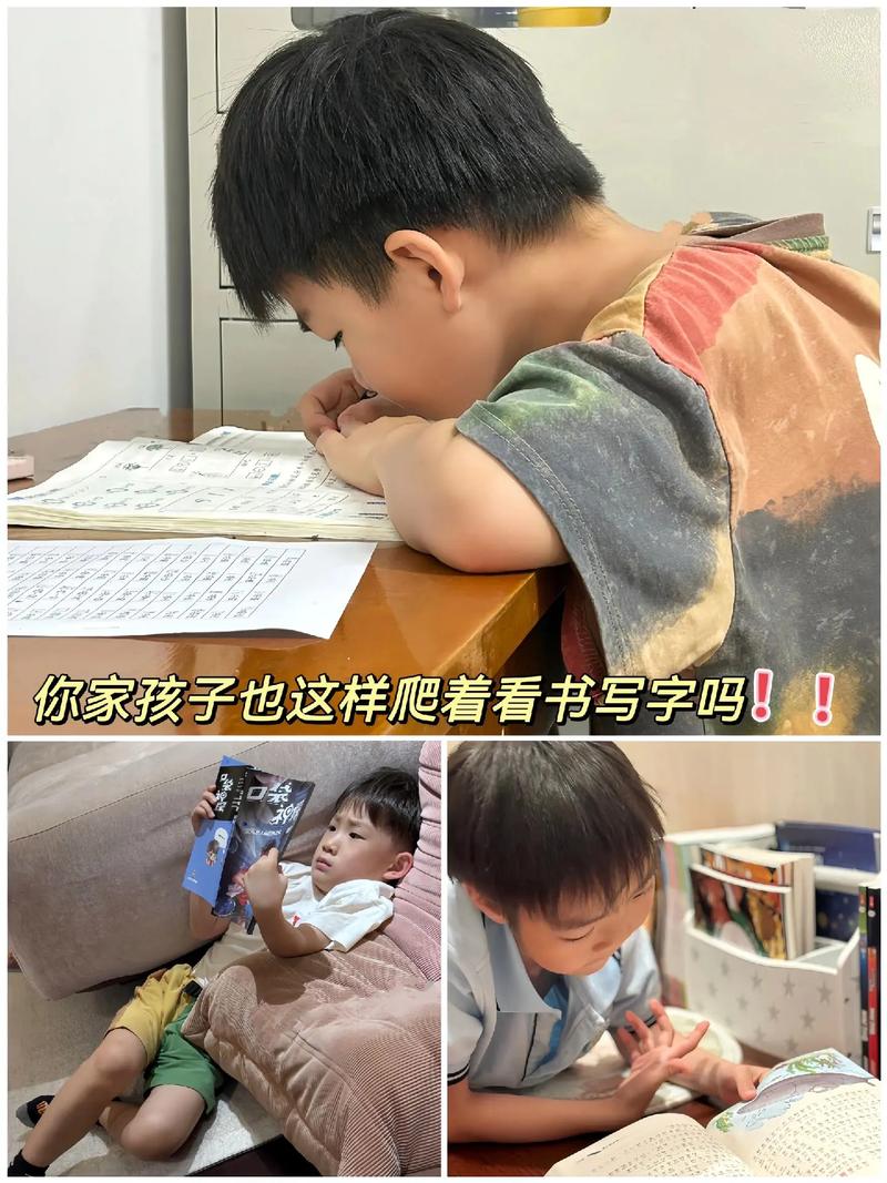 小男孩趴在客厅地毯上膝盖垫着书看书