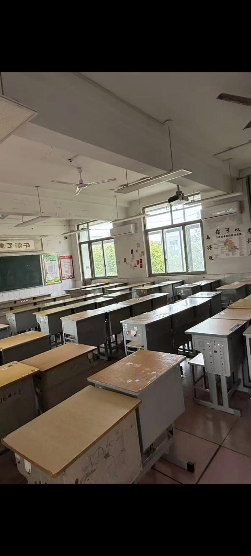 凉山州村小空荡荡的音乐教室