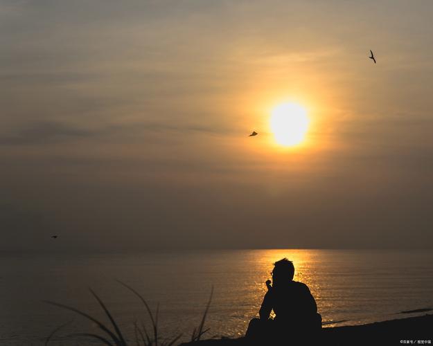 博斯普鲁斯海峡夕阳光下孤独行者的背影