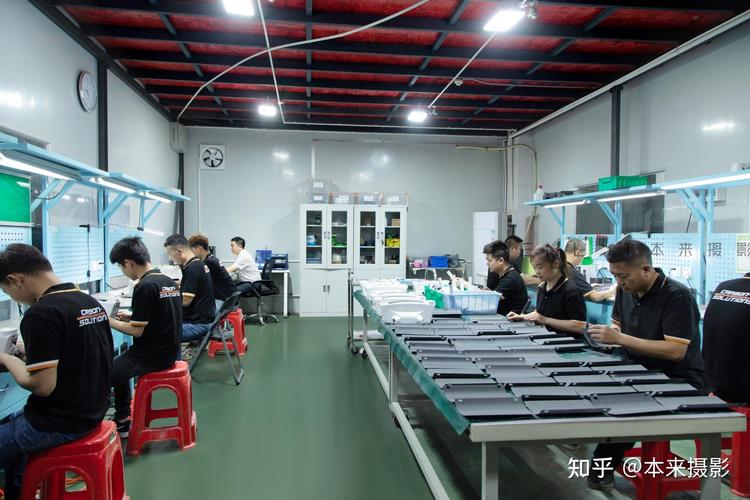 珠三角制造工厂生活区随迁子女写作业场景