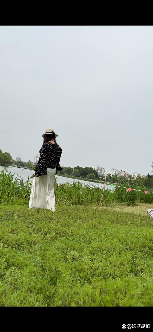 更年期女性公园湖边散步放松场景