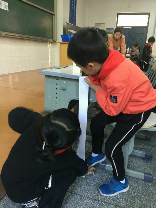 小学生动手测量长方形餐桌面周长实景图