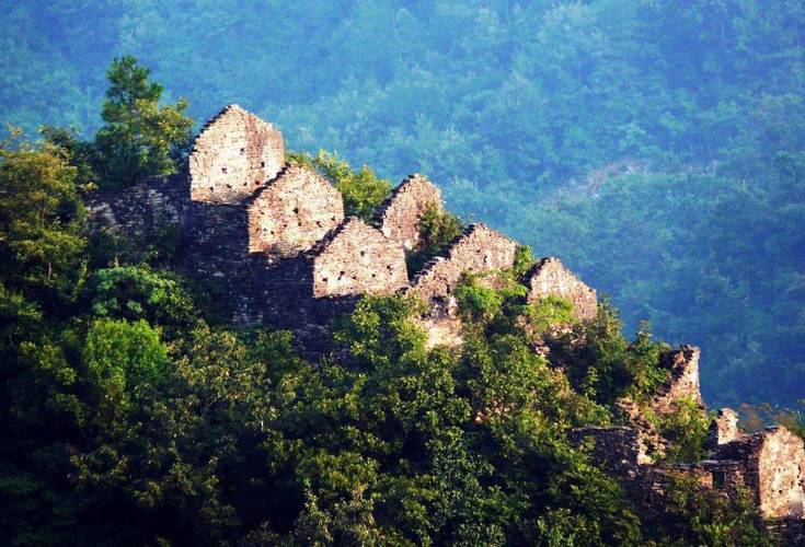 南漳尖峰岭寨入口处半埋在茅草中的清代石界碑