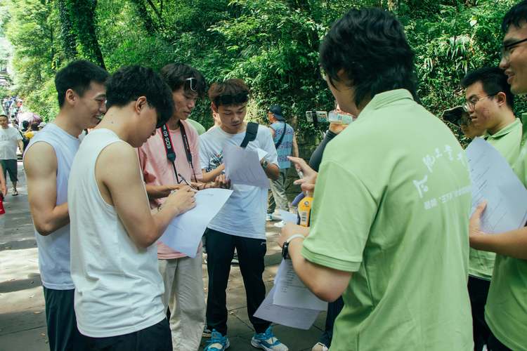 年轻创业者户外市场调研实拍