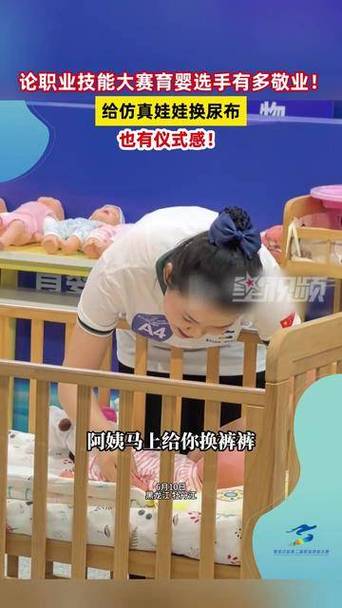 爸爸训练营学员练习给仿真娃娃换尿布