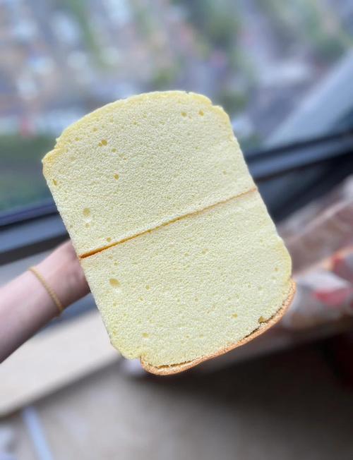 甜品制作消泡后塌陷戚风蛋糕实物图