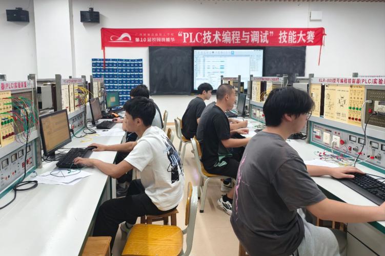 职教高考技能考试现场 学生编程操作