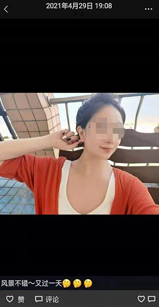 律所门口咨询虐待遗弃纠纷的中年女性