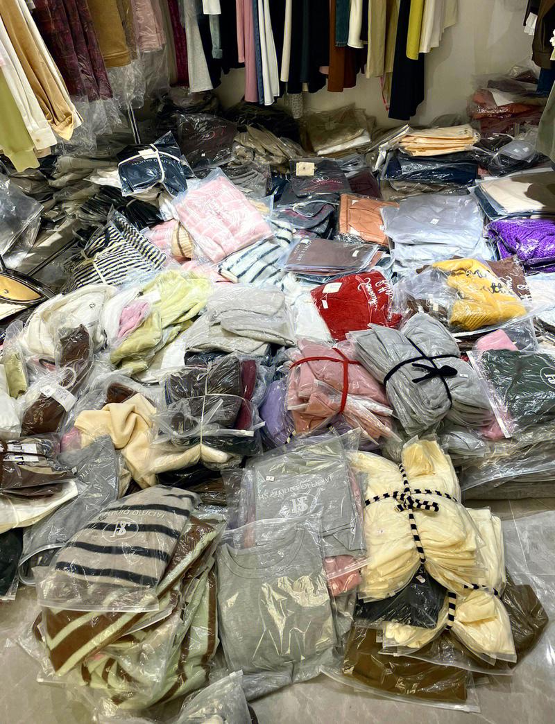 卧室全身镜前堆着试穿后待退货的新衣服