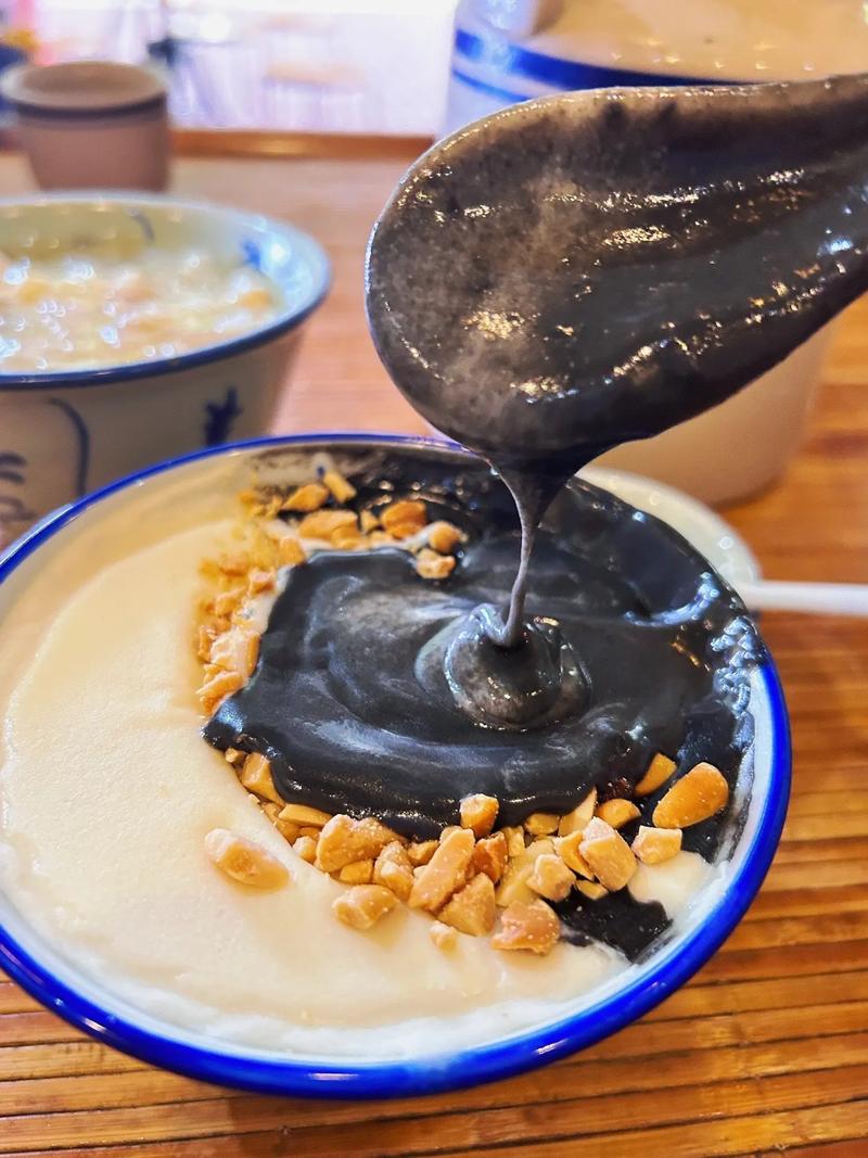 南京街头传统糖水铺手工熬糖场景