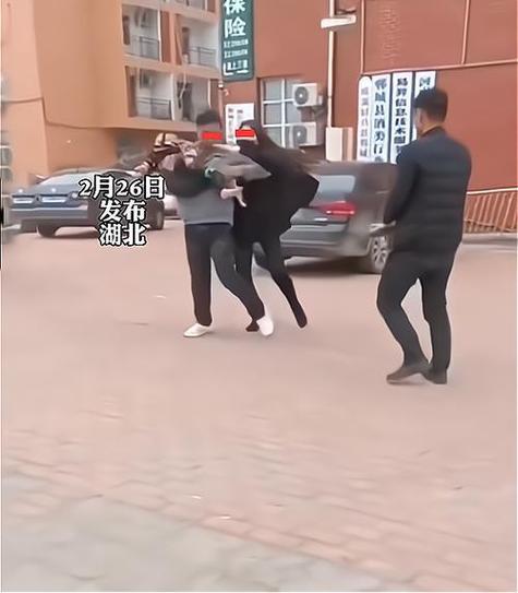 离婚后父母争夺孩子探视权街头争执场景