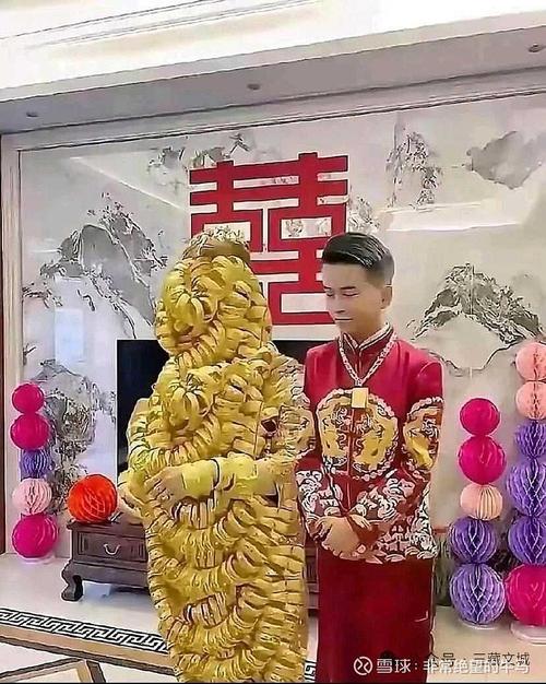 婚礼现场宾客大笑,新郎掏出易拉罐环的瞬间