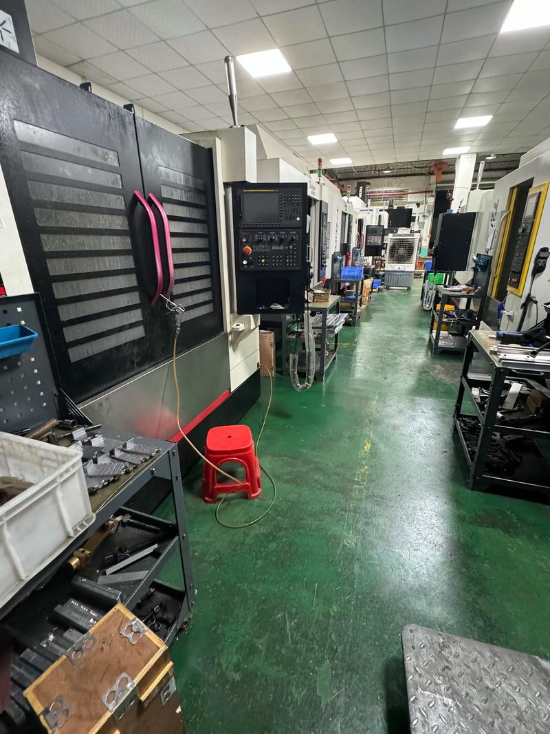 雕铣机厂家车间杂乱堆满工件实拍