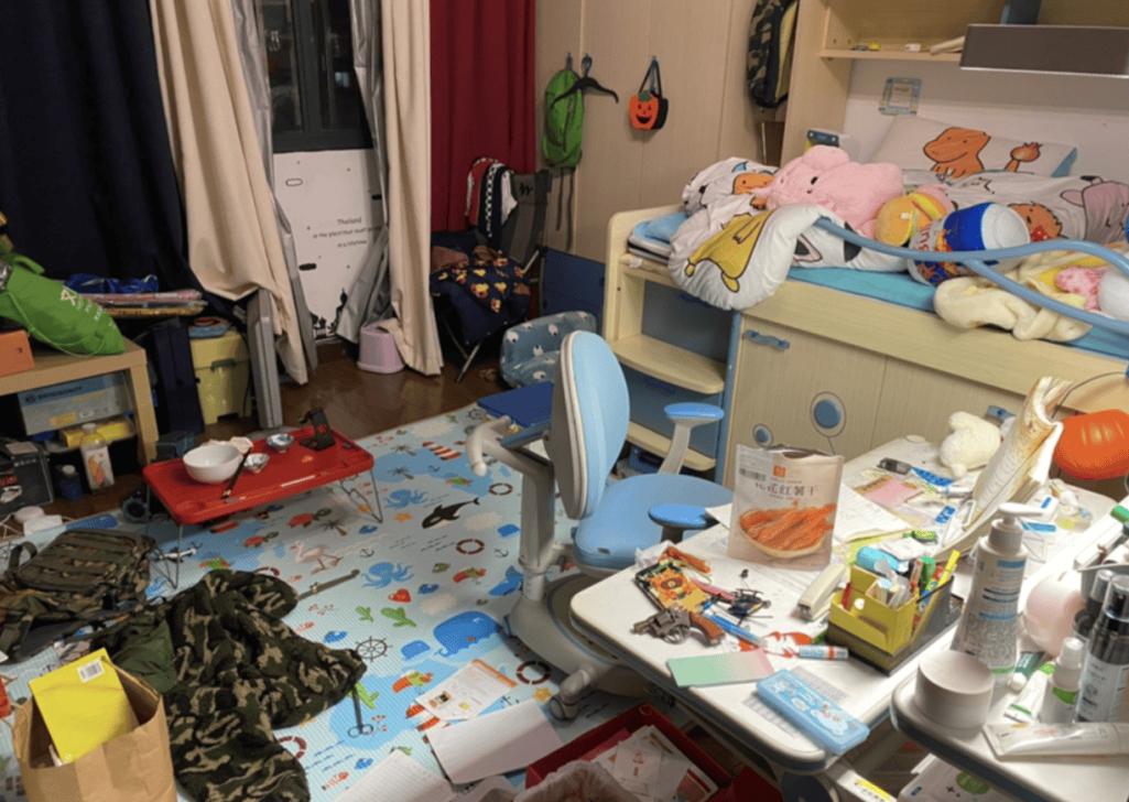 错误宝宝睡眠床上堆满杂物实拍图