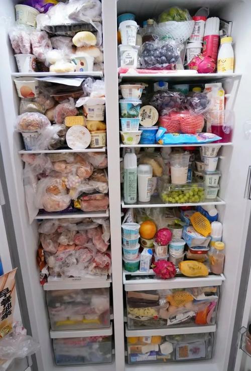 杂乱塞满的出租屋家用冰箱内部图