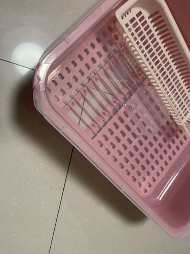 发霉的塑料餐具沥水架底部特写