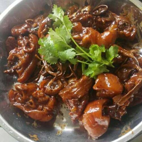 湖北南漳周湾村民宿农家腊猪蹄炖茶树菇
