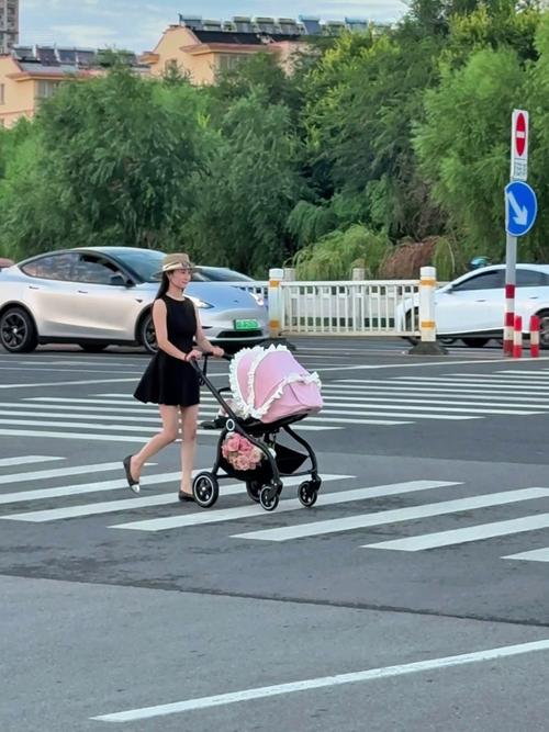 一位妈妈独自搬运高景观婴儿推车下楼梯的狼狈场景