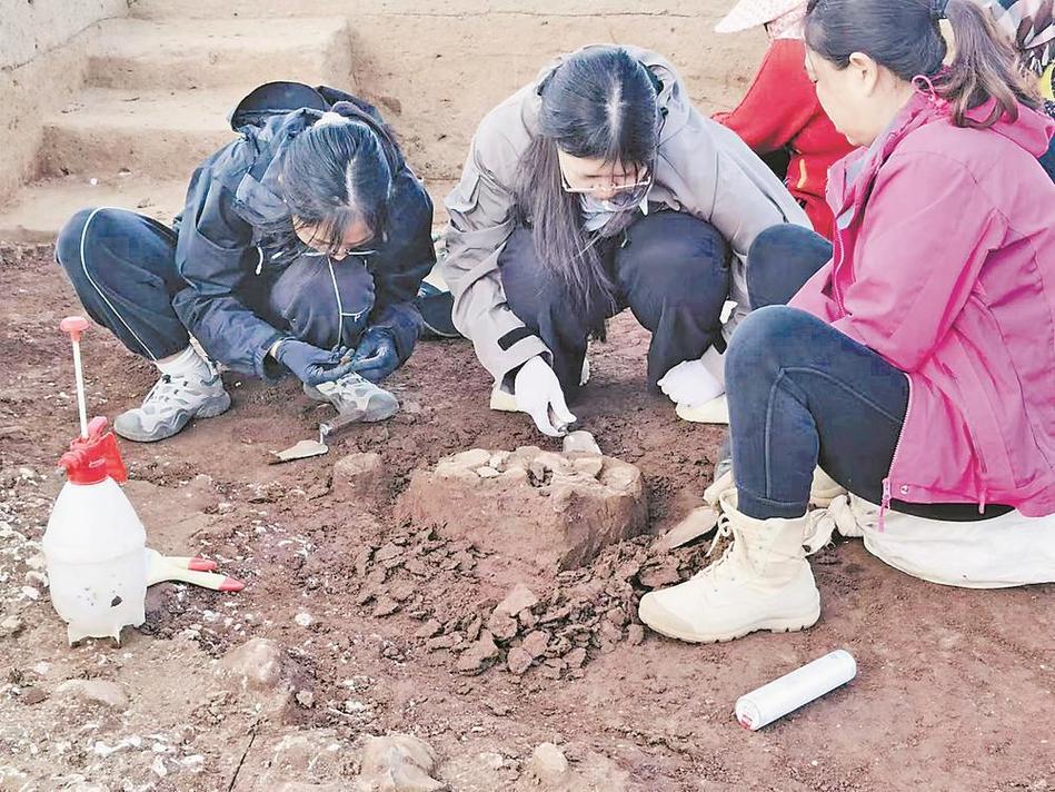文保工作者记录文物出土地层信息工作照
