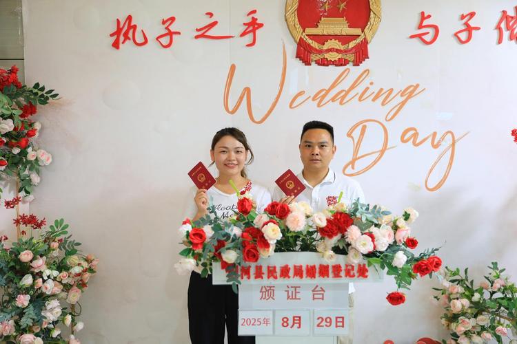 新人手持结婚证与鲜花合照创意姿势