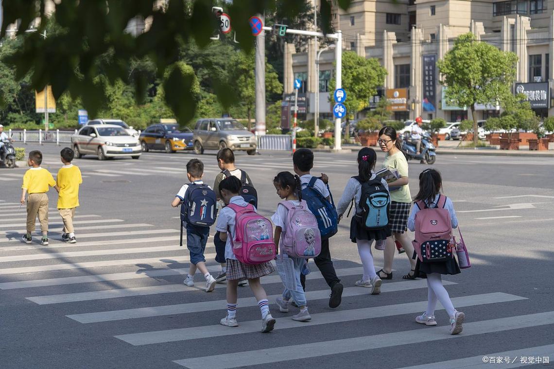 小学门口斑马线学生排队过马路实景