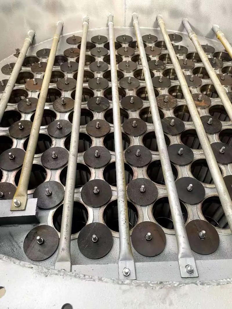 除尘器厂库房里堆放整齐的各种品牌滤袋和脉冲阀