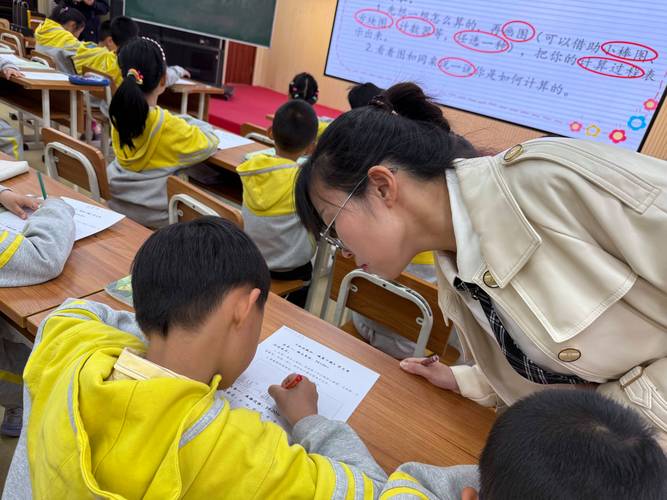 小学一年级数学课上学生互动辨别左右的课堂场景