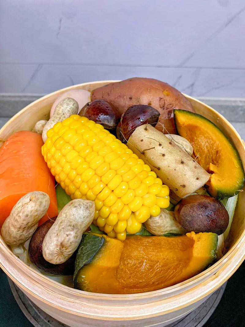 厨房台面上多种粗粮搭配白米的食材摆盘