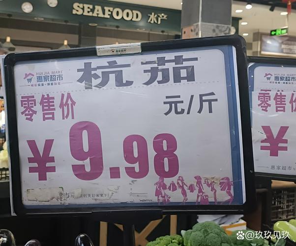 菜市场摊位价格标签特写 人群模糊背景