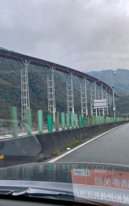 雅西高速双螺旋隧道航拍云雾