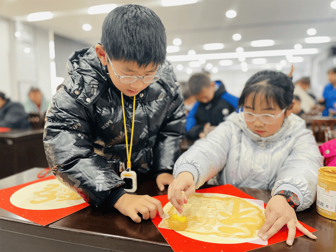 亲子一起玩汉字书法拓印游戏