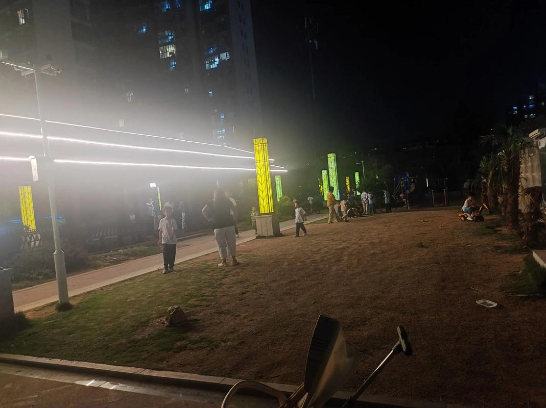 晚饭后小区慢走散步的普通人场景